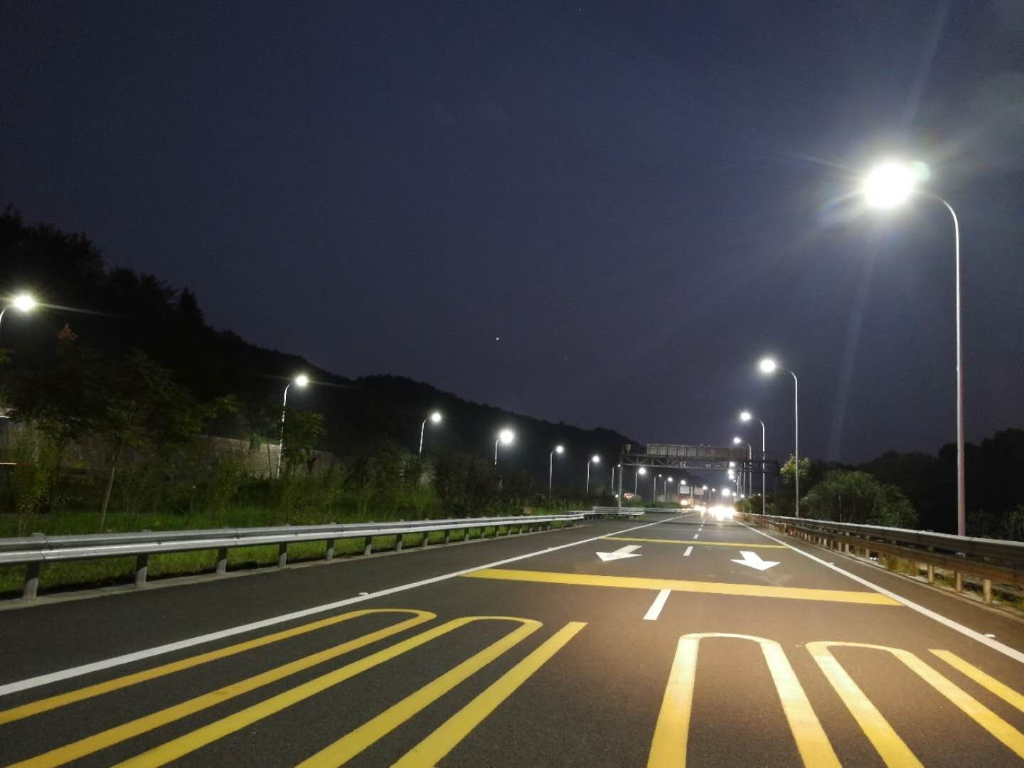 高速车流汹涌 五一如何更快通过杭金衢新岭隧道?